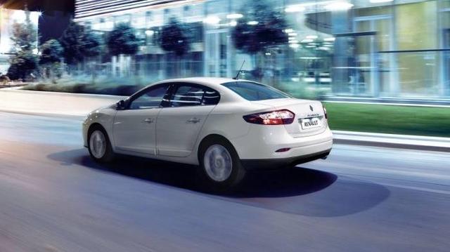 Renault Fluence Runing Rear Side Profile