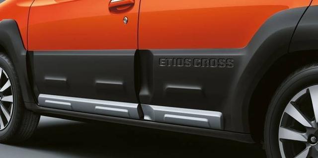 Toyota Etios Cross Distinctive Side Cladding Diamond Cut Alloys