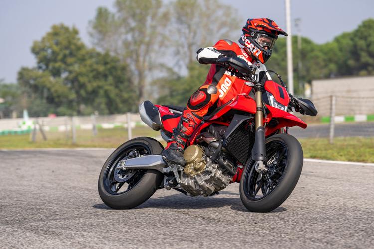 Just days after Ducati showcased its first production single-cylinder engine, the company now revealed the first motorcycle that will make use of the Superquadro Mono, the Hypermotard 698.