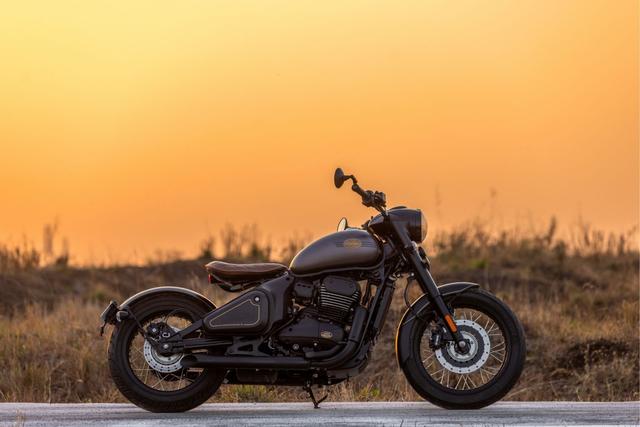 Jawa Yezdi Motorcycles (JYM) has launched the updated Jawa Perak in India, which now gets new colours and subtle updates. In addition, the 42 Bobber has also been updated with alloy wheels and two new colour schemes.