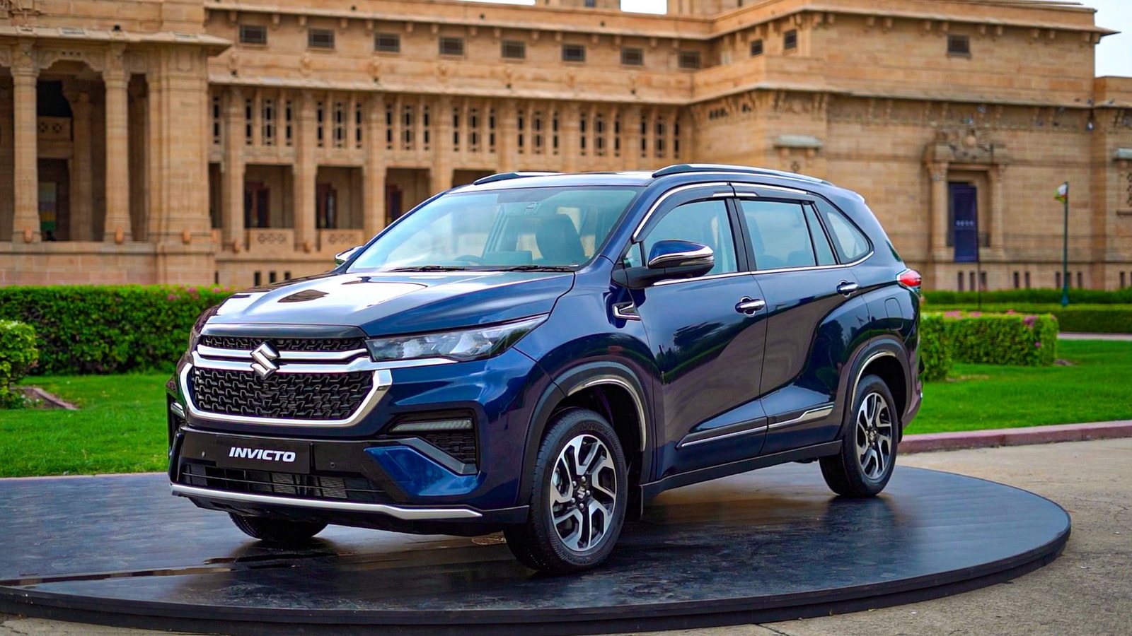 Maruti Suzuki Invicto: Which Variant To Buy? Maruti Suzuki Invicto: Which Variant To Buy?