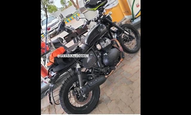 The test mule was spotted with blacked-out engine covers and clear lens turn indicators