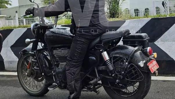 The Royal Enfield Bobber 350, based on the Classic 350 has been spotted testing numerous times and here it is, once again! Looks close to being launched, probably this year itself. 