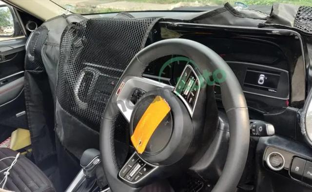 A new spy photo of the upcoming Kia Sonet has surfaced online, and this time around, we get to see the cabin of the new subcompact SUV. Although heavily camouflaged, this is the first time that we get to see the dashboard of the all-new Kia Sonet.