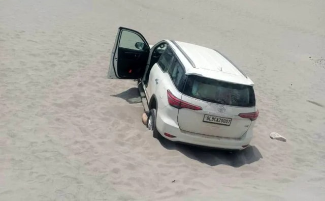 Couple Driving Toyota Fortuner On Ladakh's Sand Dune In Nubra Valley Fined Rs. 50,000 Couple Driving Toyota Fortuner On Ladakh's Sand Dune In Nubra Valley Fined Rs. 50,000