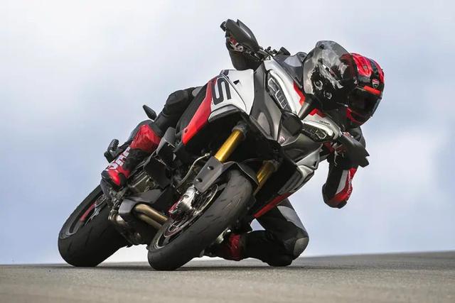 The more asphalt-focussed version of the Multistrada V4 receives the fierce V4 high-revving mill from the Panigale with the Pikes Peak setup