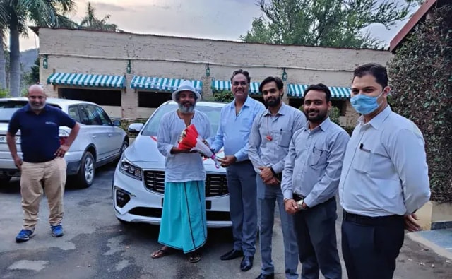 Former Cricketer Ajay Jadeja Brings Home An All-New Kia Carnival MPV Former Cricketer Ajay Jadeja Brings Home An All-New Kia Carnival MPV