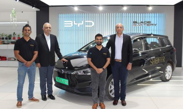BYD इंडिया ने बेंगलुरु में 50 e6 इलेक्ट्रिक एमपीवी की डिलेवरी के लिए Shoffr के साथ साझेदारी की