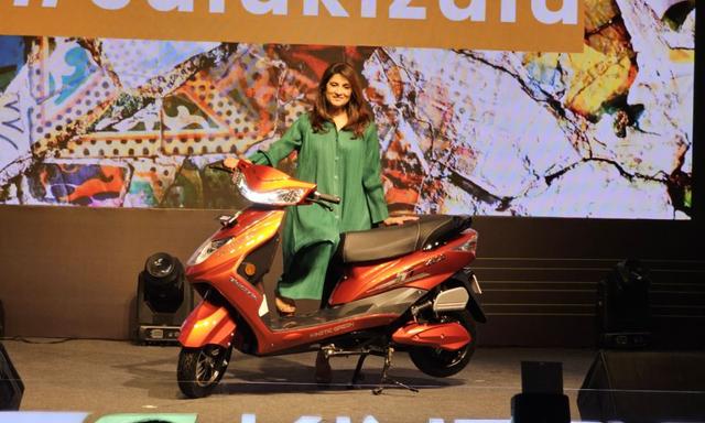 The scooter is offered with a special battery subscription scheme, which drives the initial price down and requires the buyer to pay a monthly subscription fee