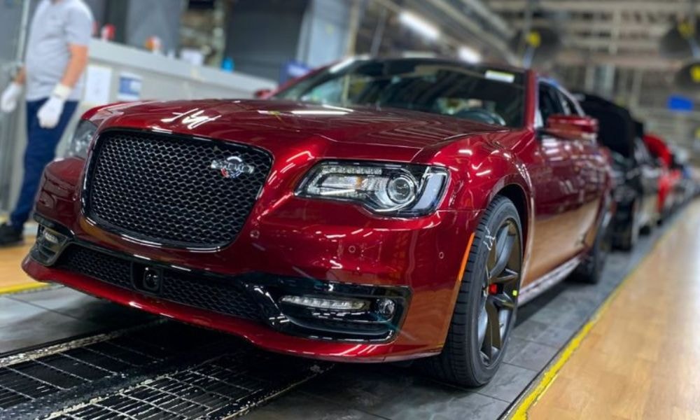 Last Unit Of The Chrysler 300C Rolls Off The Production Line At Brampton  Last Unit Of The Chrysler 300C Rolls Off The Production Line At Brampton