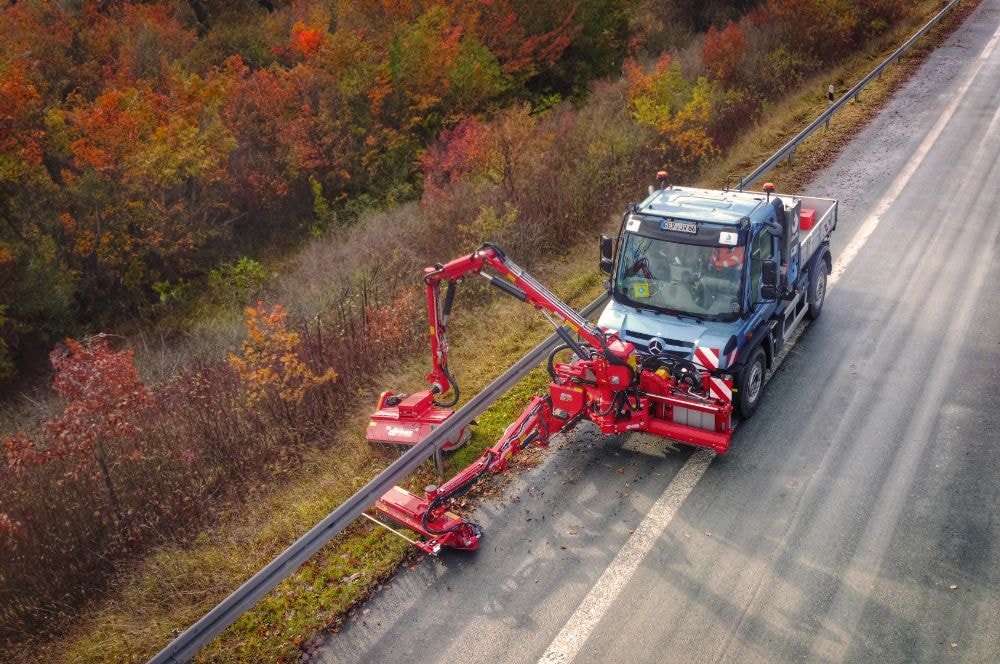 Mercedes-Benz Tests Hydrogen-Powered Unimog Prototype Mercedes-Benz Tests Hydrogen-Powered Unimog Prototype