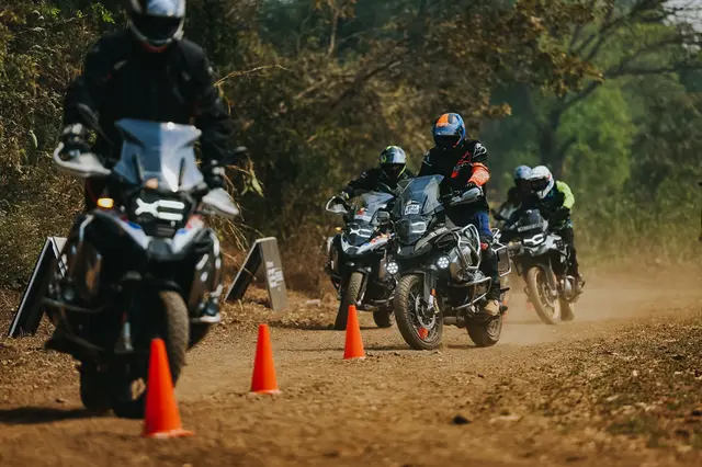 
बीएमडब्ल्यू एडवेंचर मोटरसाइकिल मालिकों के लिए दो दिवसीय ऑफ-रोड राइडिंग प्रशिक्षण कार्यक्रम के साथ बीएमडब्ल्यू मोटरराड जीएस एक्सपीरियंस की पहली किस्त मुंबई में शुरू हुई.