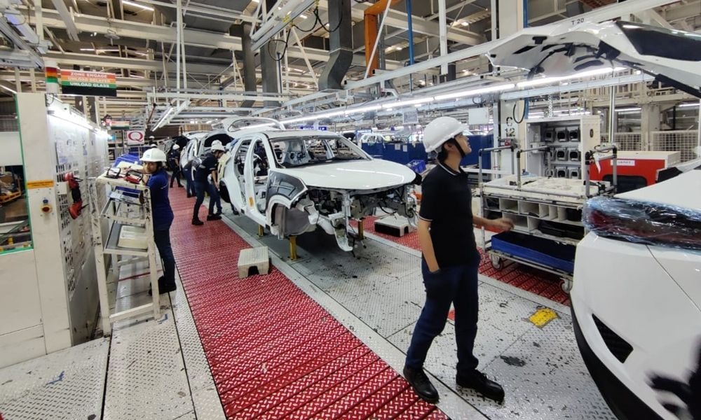 Over 200 Tata Harrier And Safari SUVs Are Made Every Day By An All-Women Crew Over 200 Tata Harrier And Safari SUVs Are Made Every Day By An All-Women Crew