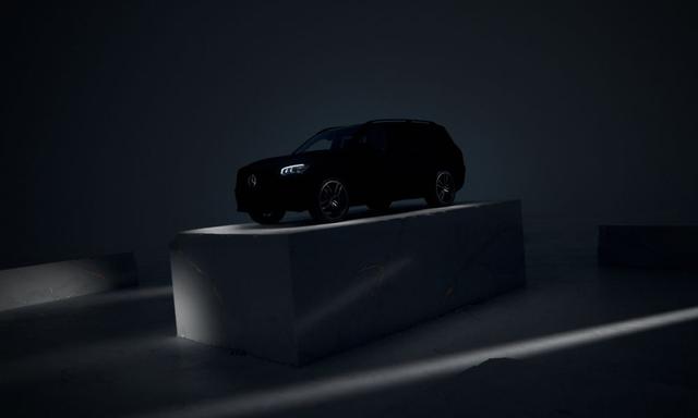 मर्सिडीज-बेंज ने अपनी आने वाली पूर्ण आकार की एसयूवी की एक डार्क इमेज ट्वीट की, जिसमें कुछ विवरण दिखाई दे रहे हैं.