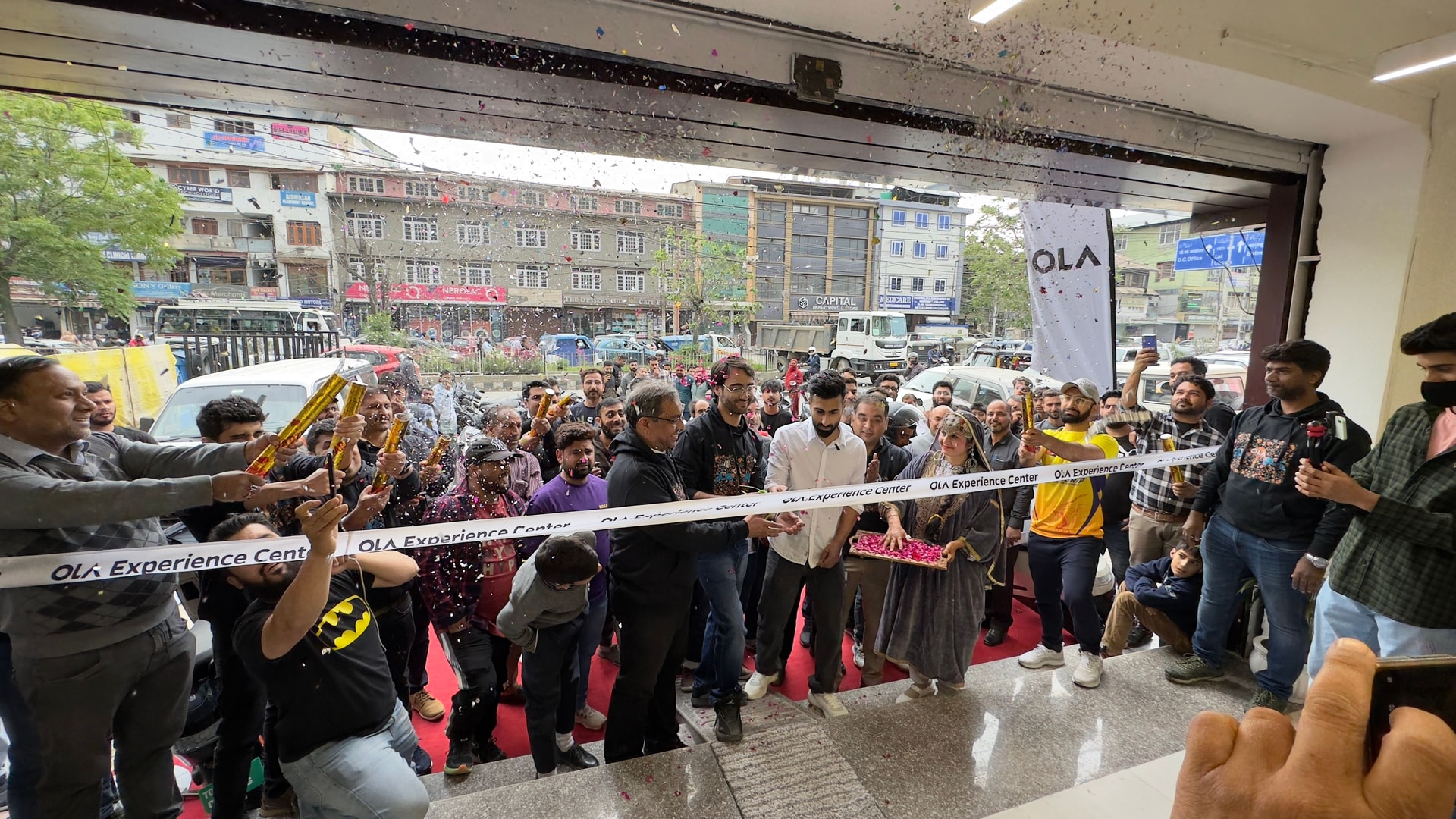Ola Electric Inaugurates Its 500th Experience Center In Srinagar Ola Electric Inaugurates Its 500th Experience Center In Srinagar