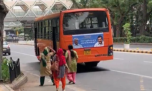 दिल्ली सरकार द्वारा महिलाओं के लिए मुफ्त बस सेवा दी गई है, लेकिन हाल ही में कई ऐसे मामले सामने आ रहे हैं, जिनमें महिलाओं के लिए बस फ्री होने की वजह से ड्राइवर बस उनके लिए बिना रोके निकलते नज़र आए हैं. 