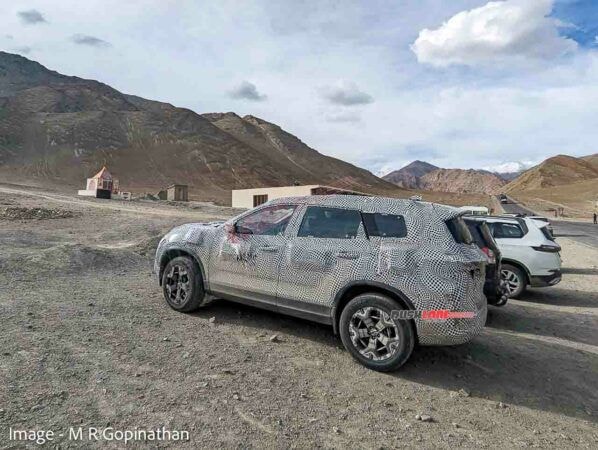 Tata Safari Facelift Interior Spied: Redesigned Dash, Avinya Concept-Like Steering Wheel Tata Safari Facelift Interior Spied: Redesigned Dash, Avinya Concept-Like Steering Wheel