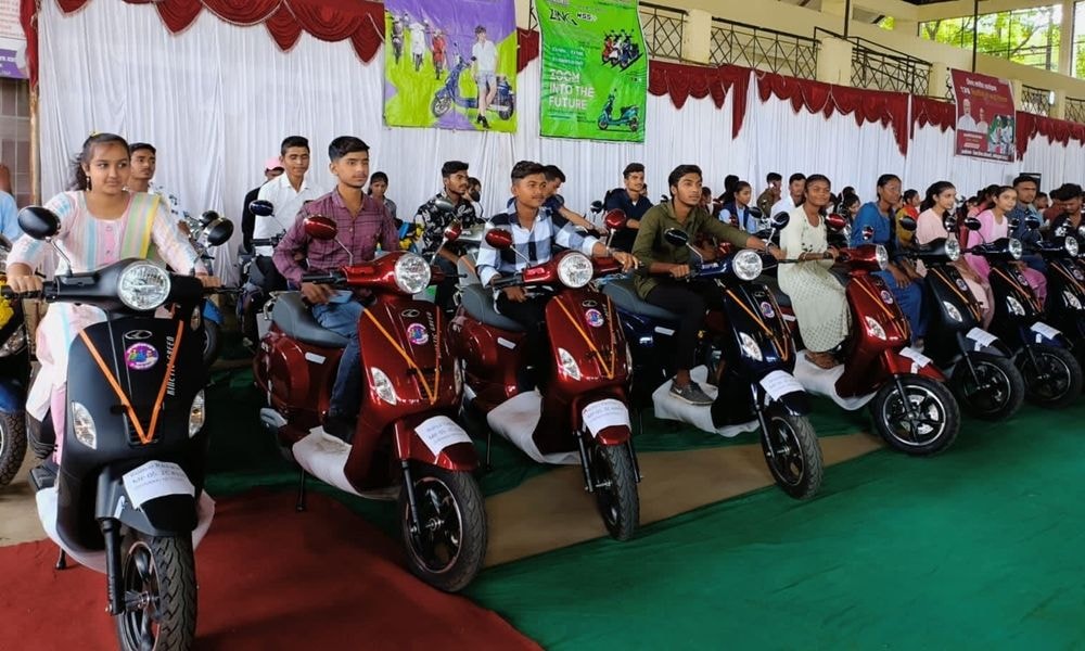 Kinetic Green Delivers 200 Flex Electric Scooter In Madhya Pradesh For State School Toppers Kinetic Green Delivers 200 Flex Electric Scooter In Madhya Pradesh For State School Toppers
