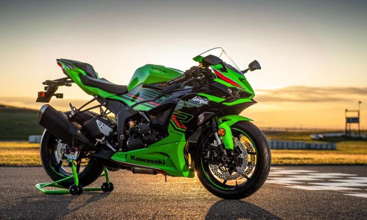 The new ZX-6R is available in only one variant and can be had in two colours- Lime Green and Metallic Graphite Gray