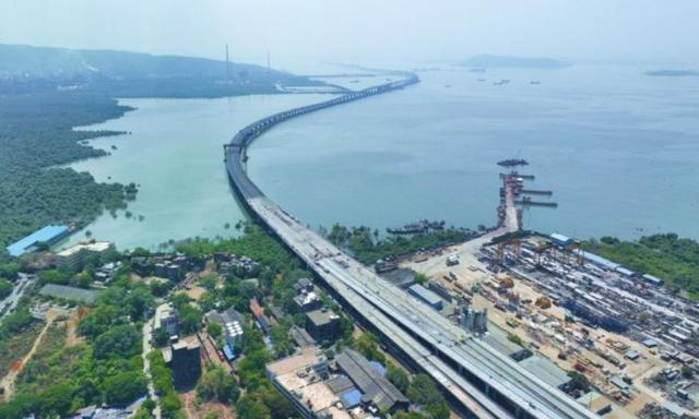 मुंबई ट्रांस हार्बर सी लिंक (एमटीएचएल) भारत का सबसे लंबा समुद्री पुल होगा जो 21.8 किमी और समुद्र के ऊपर 16.5 किमी से अधिक लंबा होगा.