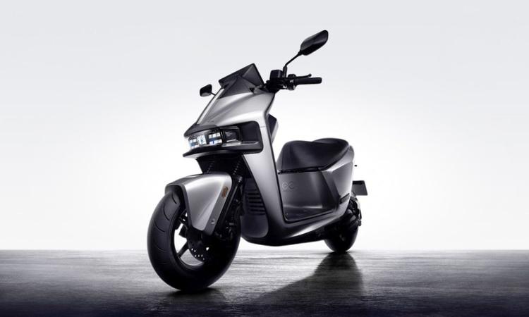Unlike most other Gogoro scooters so far, the Pulse adopts a decidedly sharp focus on performance
