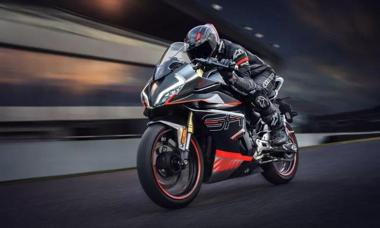 The new CFMoto 450SR S is a rival to the Aprilia RS 457, as well as the Kawasaki Ninja 500, KTM RC 390, Honda CBR500R and the like in the segment 