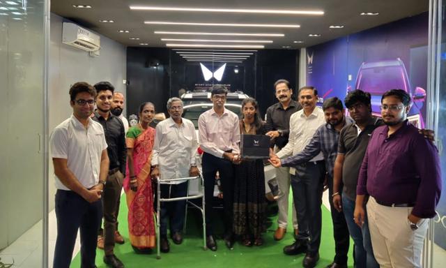 आनंद महिंद्रा ने शतरंज के प्रतिभाशाली खिलाड़ी रमेशबाबू प्रगनानंद को एक महिंद्रा XUV400 उपहार में दी