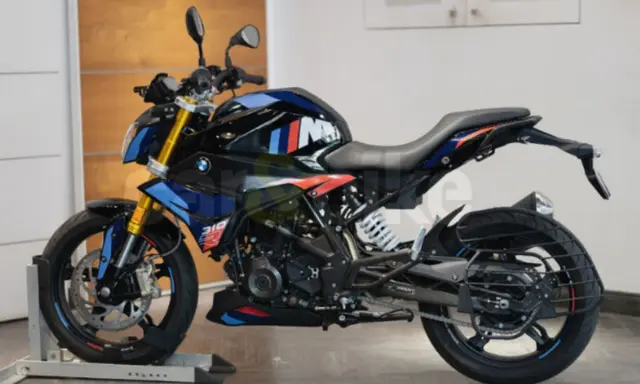 A BMW Motorrad dealership in Mumbai is offering a custom livery for the G 310 R that visually links it to the company's most potent naked motorcycle. 