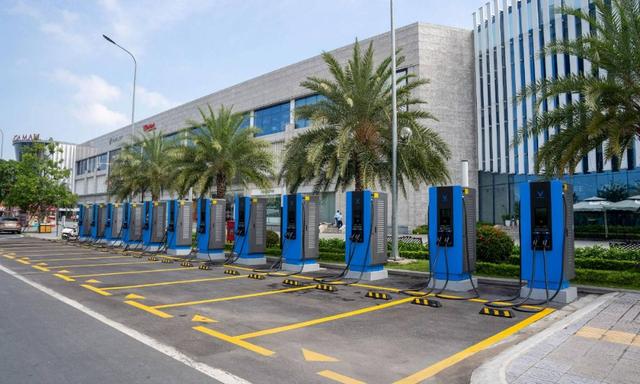 Pham Nhat Vuong, Chairman of Vingroup Corporation and founder of VinFast, has announced the establishment of V-Green Global Charging Station Development Company. 