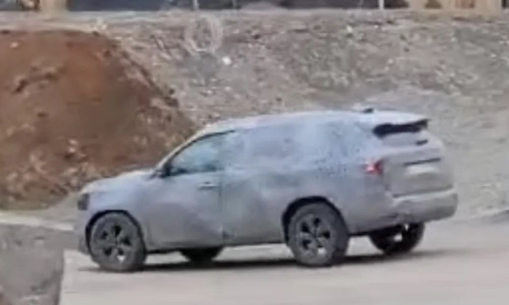 Renault Duster-Based 7-Seat SUV Spotted Testing Renault Duster-Based 7-Seat SUV Spotted Testing