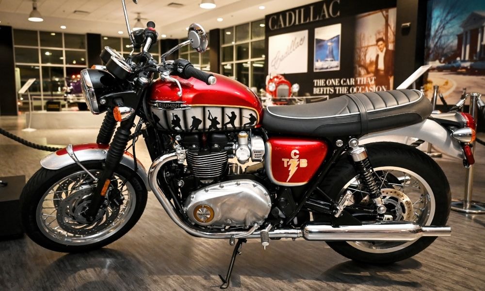 Elvis Presley-Themed Triumph Bonneville T120 Auctioned For $20,000 Elvis Presley-Themed Triumph Bonneville T120 Auctioned For $20,000
