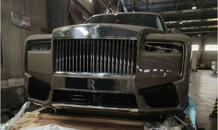 The new Rolls-Royce Cullinan Series II will get an updated front design, as seen in the leaked image, while retaining the Pantheon grille.
