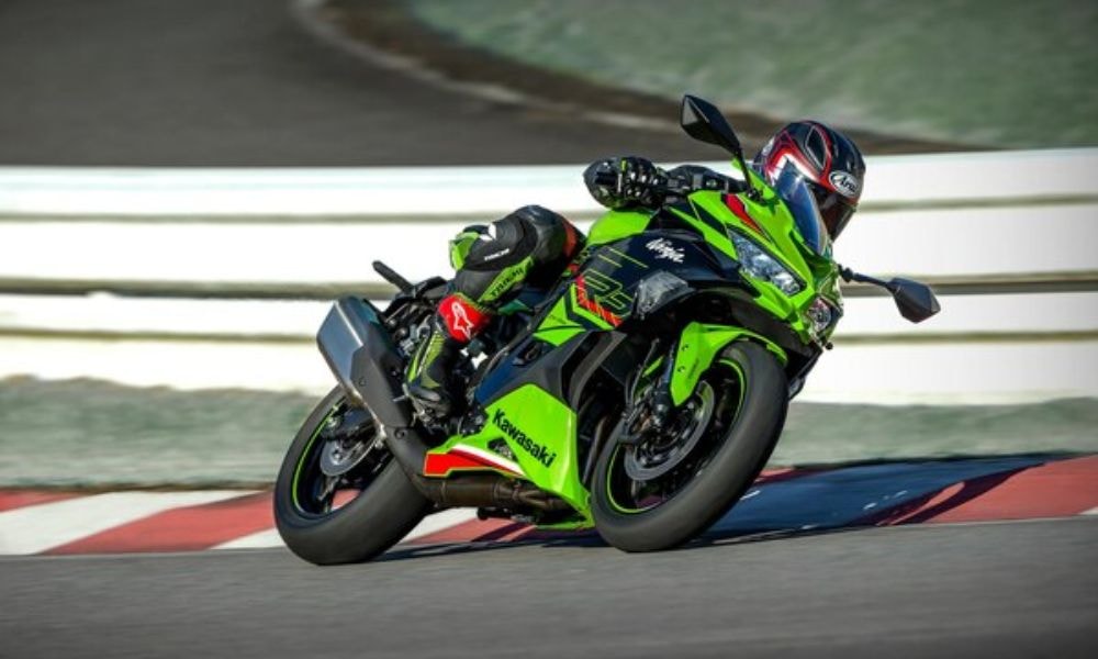 Kawasaki Ninja ZX 4RR Launched In India At Rs 9.10 Lakh Kawasaki Ninja ZX 4RR Launched In India At Rs 9.10 Lakh
