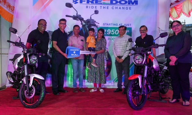 Bajaj Freedom 125 CNG Deliveries Commence; First Bike Delivered In Pune Bajaj Freedom 125 CNG Deliveries Commence; First Bike Delivered In Pune