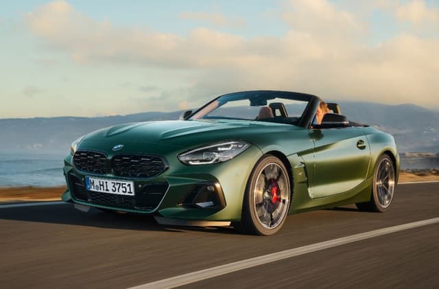 BMW Z4 M40i Now Available With Manual Gearbox In India; Priced At Rs 98 Lakh The just-launched Z4 M40i Impulse Edition marks the first time the roadster can be had with a six-speed manual gearbox in India.