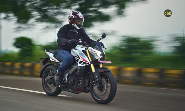 2025 Bajaj Pulsar NS400Z First Ride Review The Bajaj Pulsar NS400Z gets an updated engine with more power, better tyres and brakes, as well as a quickshifter. At Rs. 1.92 lakh (Ex-showroom), it’s a great budget performance bike. But is it without fault?