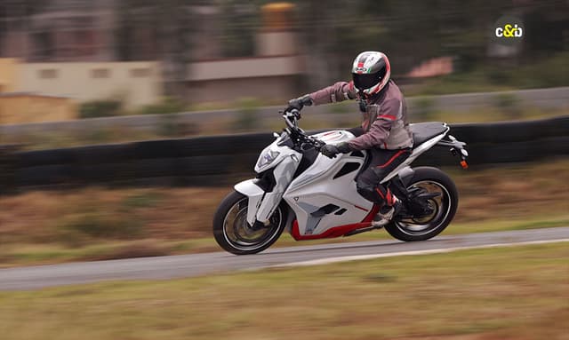 2025 Ultraviolette F77 First Ride Impressions: Get Smart The 2025 edition of the F77 is based on the same platform as the Mach 2 and is mechanically identical.