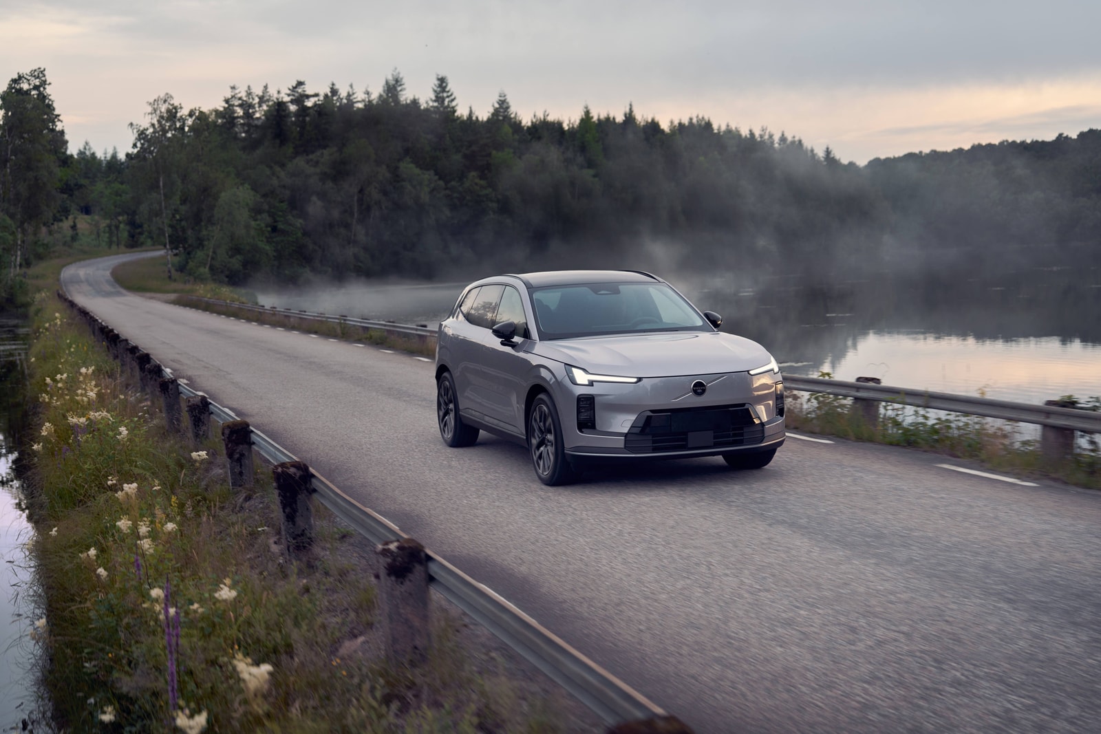 Volvo Unveils New XC70 Plug-In Hybrid With 200kms EV Range Volvo Unveils New XC70 Plug-In Hybrid With 200kms EV Range