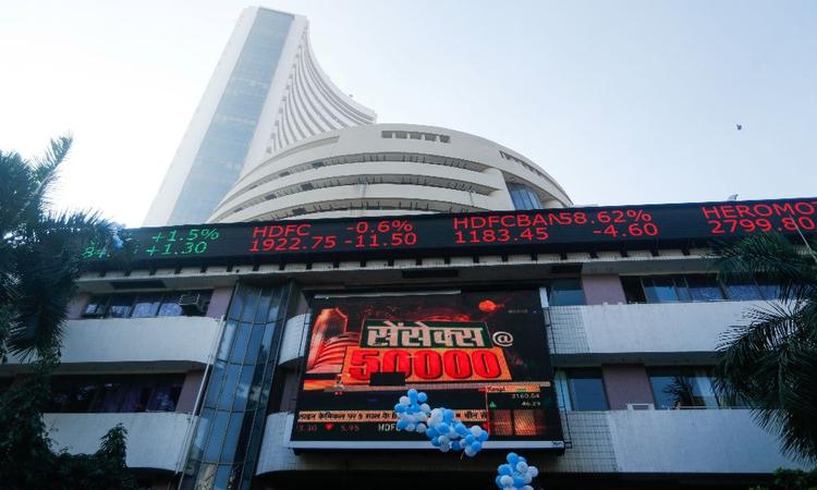 Indian Shares Post Weekly Decline As Tech, Autos Tumble