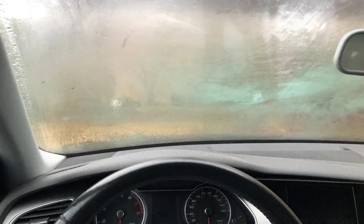 No matter how calming that sound of rain drizzling and pouring on the windscreen is, the fun factor takes a back seat when the windscreen gets fogged and it ends up irking us off when we're behind the wheel. Here are a few tips to help you keep that windscreen clean and defogged.