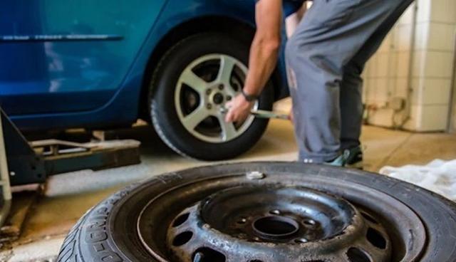 We tell you all about changing tyres of a car.