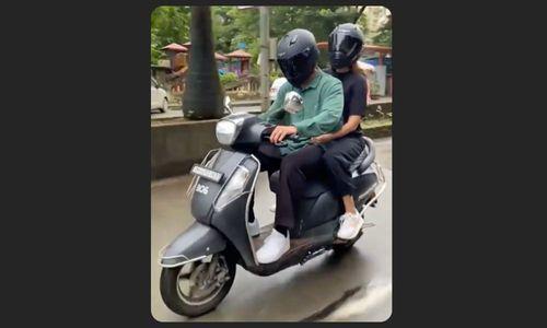 विराट कोहली अपनी पत्नी अनुष्का शर्मा के साथ सुजुकी एक्सेस 125 स्कूटर पर पूरी तरह से चेहरे का ढकने वाला हेलमेट पहने हुए नजर आए.
