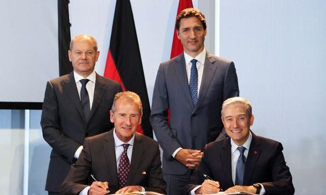 German carmakers Volkswagen and Mercedes-Benz struck battery materials cooperation agreements with mineral-rich Canada, intensifying efforts to secure access to lithium, nickel and cobalt.