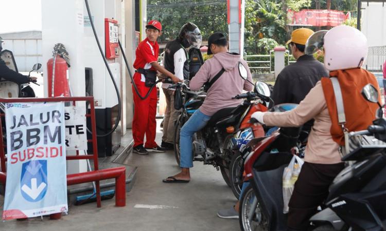 Indonesia will review minimum wage and other labour rules, the president's office said, after trade unions staged nation-wide protests against a recent hike in petrol prices that they say has come even as incomes stagnate.