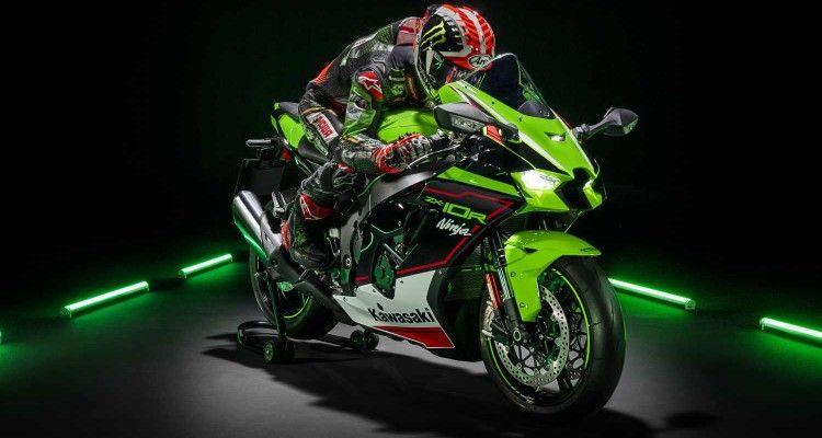 The MY2023 Kawasaki Ninja ZX-10R arrives in two paint options - Lime Green and Pearl Robotic White - while sporting new body graphics as well.
