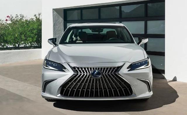 The updated Lexus ES 300h comes with some minor tweaks inside the cabin, and now Apple CarPlay and Android Auto are also standard. The car has become more expensive by Rs. 21,000.