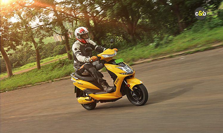 The Okaya Faast F4 gets a dual battery pack, which gives it an impressive 140 km range. But it isn’t quite a premium product, and that shows. Does the longer range make up for the lack of features? We find out.
