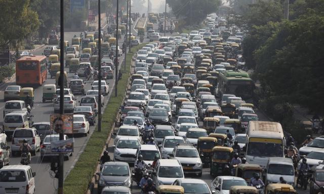 दिल्ली में बढ़ते प्रदूषण के चलते बीएस3 पेट्रोल और बीएस4 डीज़ल वाहनों पर लगी रोक