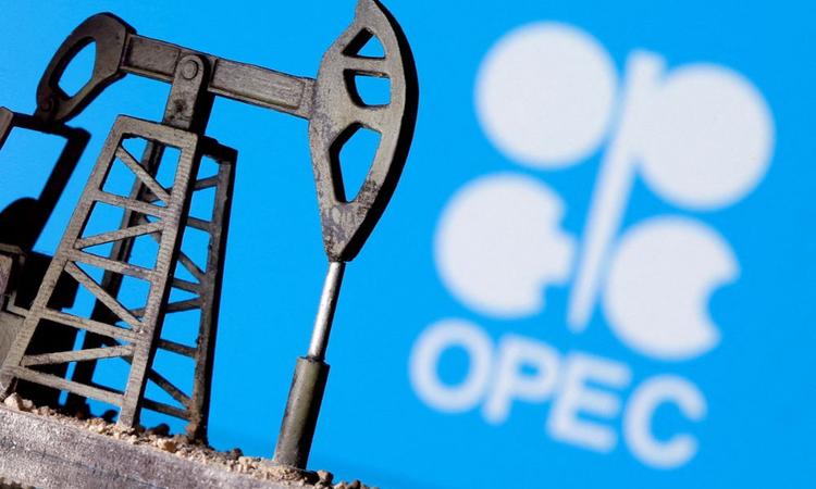Oil futures slipped 1.5% in choppy trading ahead of a meeting of the Organization of the Petroleum Exporting Countries and its allies (OPEC+).