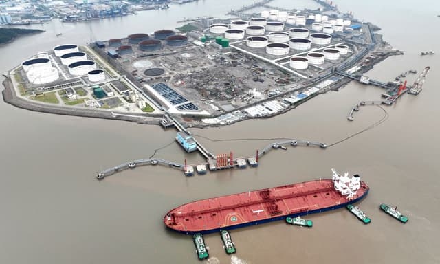 World Shares Extend Rout, Oil Prices Drop On Recession Worries The selling spilled over into commodities markets, where oil prices dropped over $2 per barrel. Gold prices faced their biggest weekly loss in four weeks after the Federal Reserve indicated it was not done hiking rates.